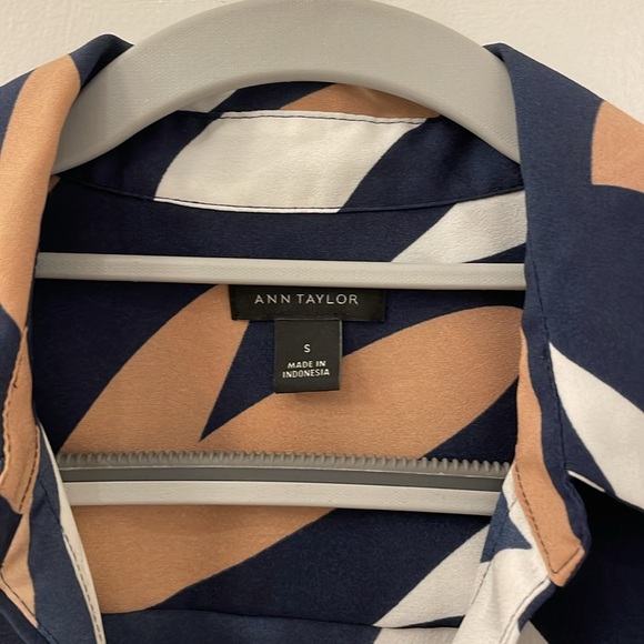 Ann Taylor patterned long sleeve blouse. Size: small - Picture 3 of 8